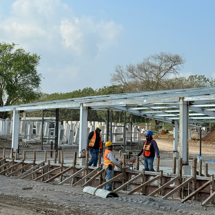 Trabajadores de Grupo Copran en construcción de planta agroindustrial