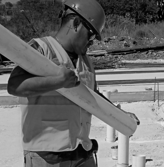 Trabajador en obra de infraestructura hidráulica de Grupo Copran